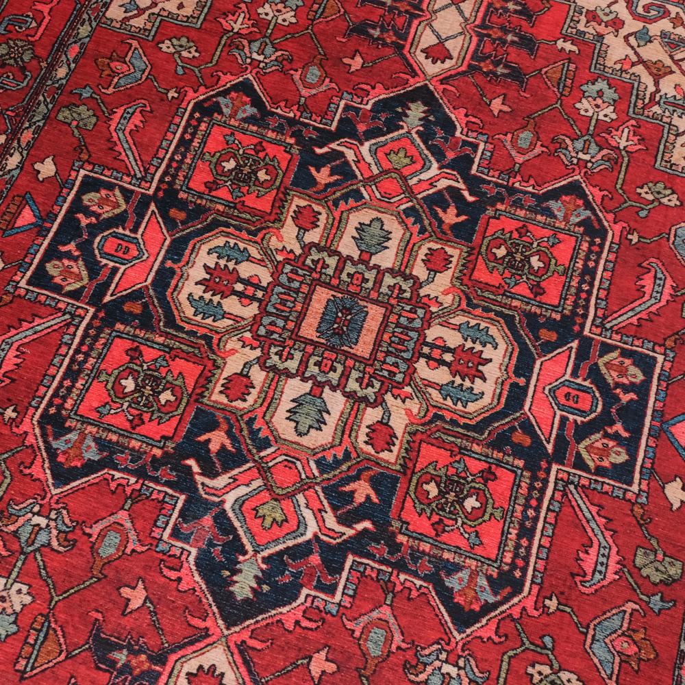 Vintage-Style Red Oriental Carpet - Luxurious Home Decor
